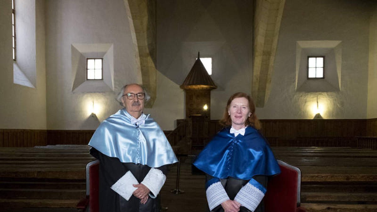Antonio Colinas y Margaret Murnane, ambos investidos ayer doctores honoris causa de la Usal. ICAL