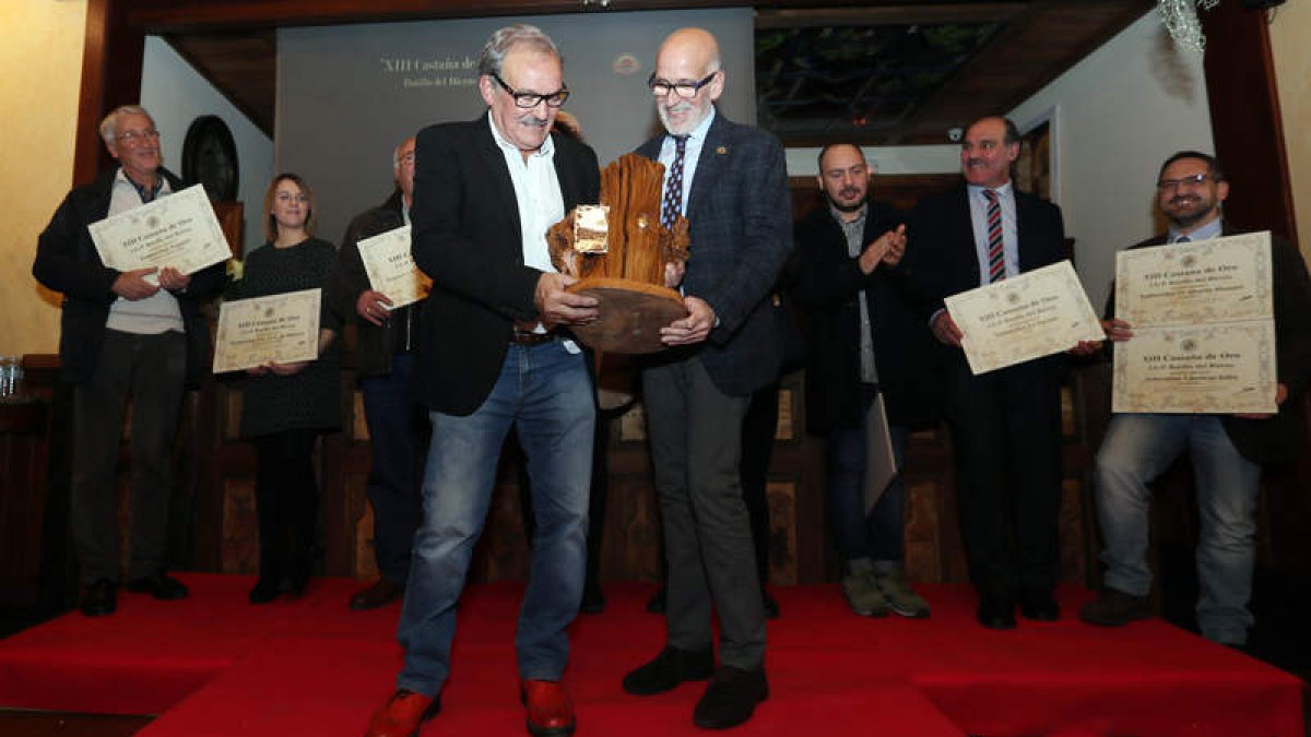 La Castaña de Oro premia al Consejo Regulador de la IGP del Botillo y a las nueve industrias adscritas al mismo. ANA F. BARREDO
