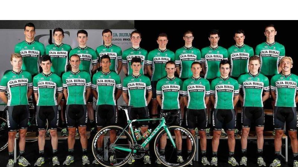 Miguel Ángel, segundo por la izquierda en la segunda fila, afronta su cuarta temporada en la formación navarra. CAJA RURAL TEAM