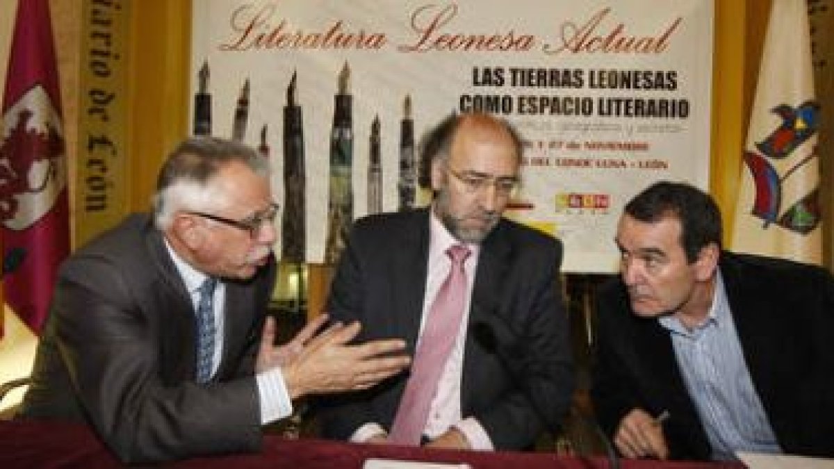 Fernando Aller, Rogelio Blanco y Nicolás Miñambres, en los instantes previos al acto de clausura del