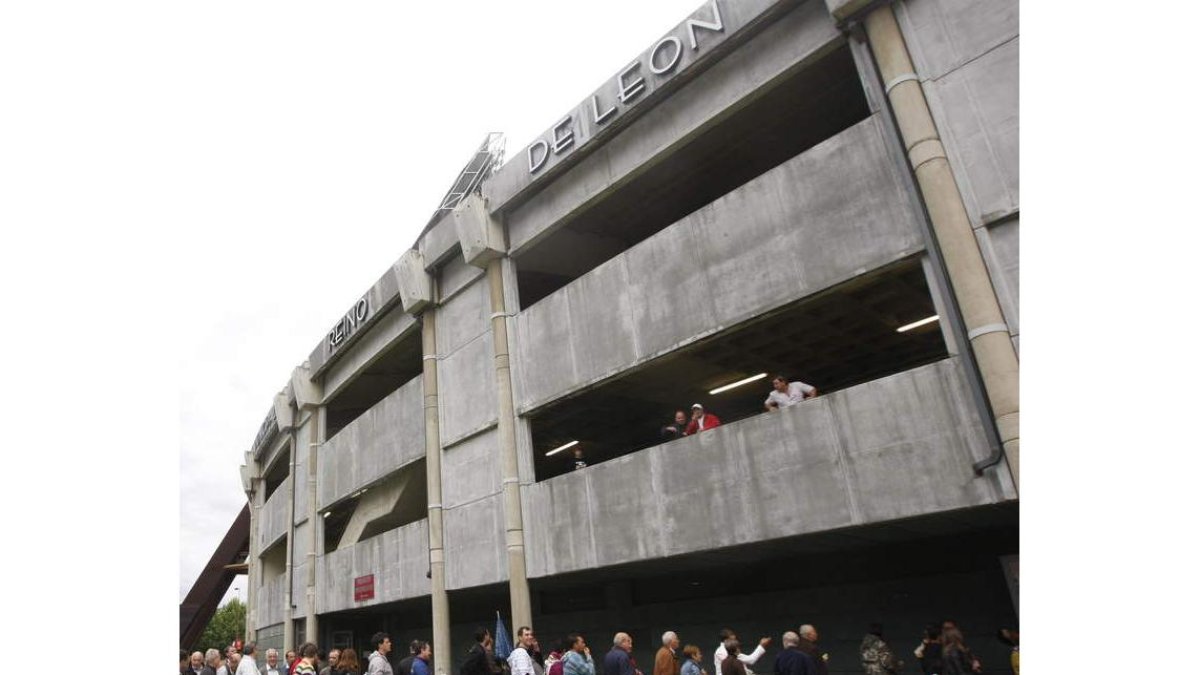 Los exteriores del estadio de fútbol servirán para lucir firmas publicitarias.