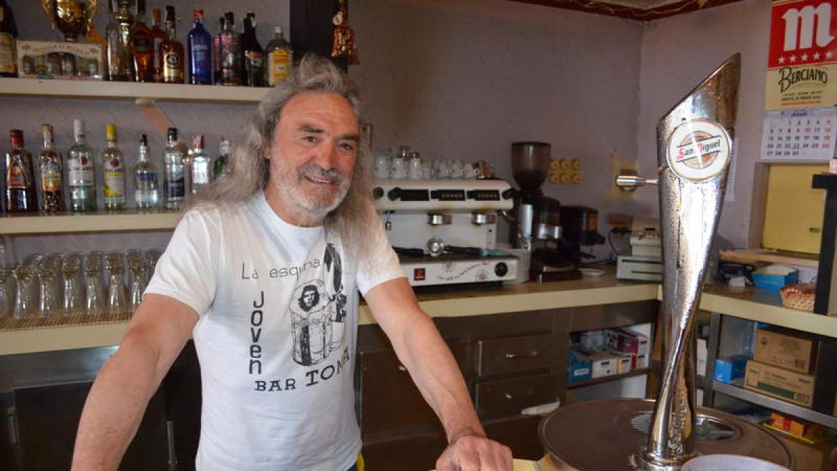 Tomás, tras la barra del bar de Pobladura de Pelayo García que ha regentado los últimos 11 años. MEDINA