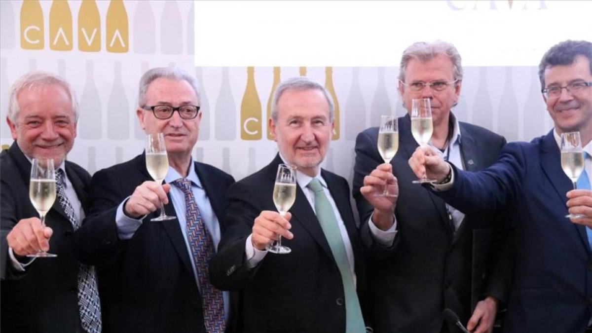 El sector del cava, con Pere Bonet en el centro, brinda en la presentación de resultados de la DO Cava.