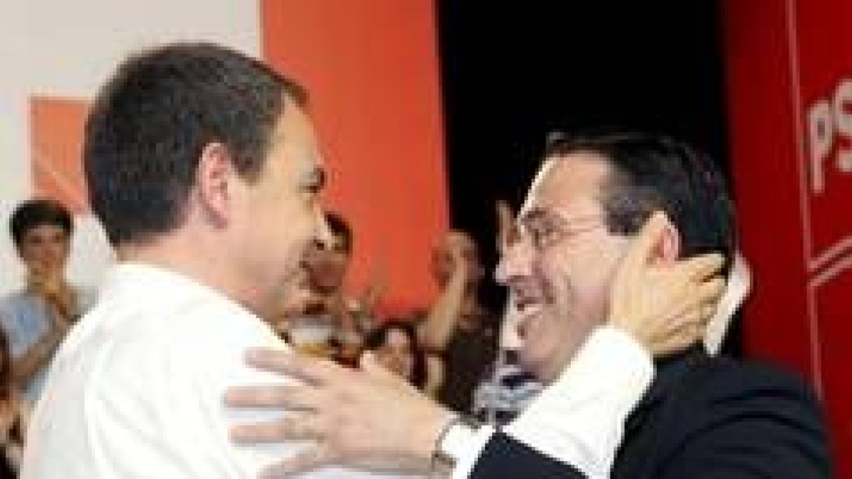 Martínez-Aldama es abrazado por Zapatero