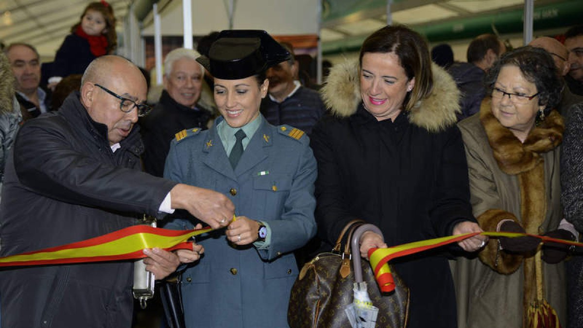 La sargento Noelia García corta la cinta inaugural de la muestra. ACACIO
