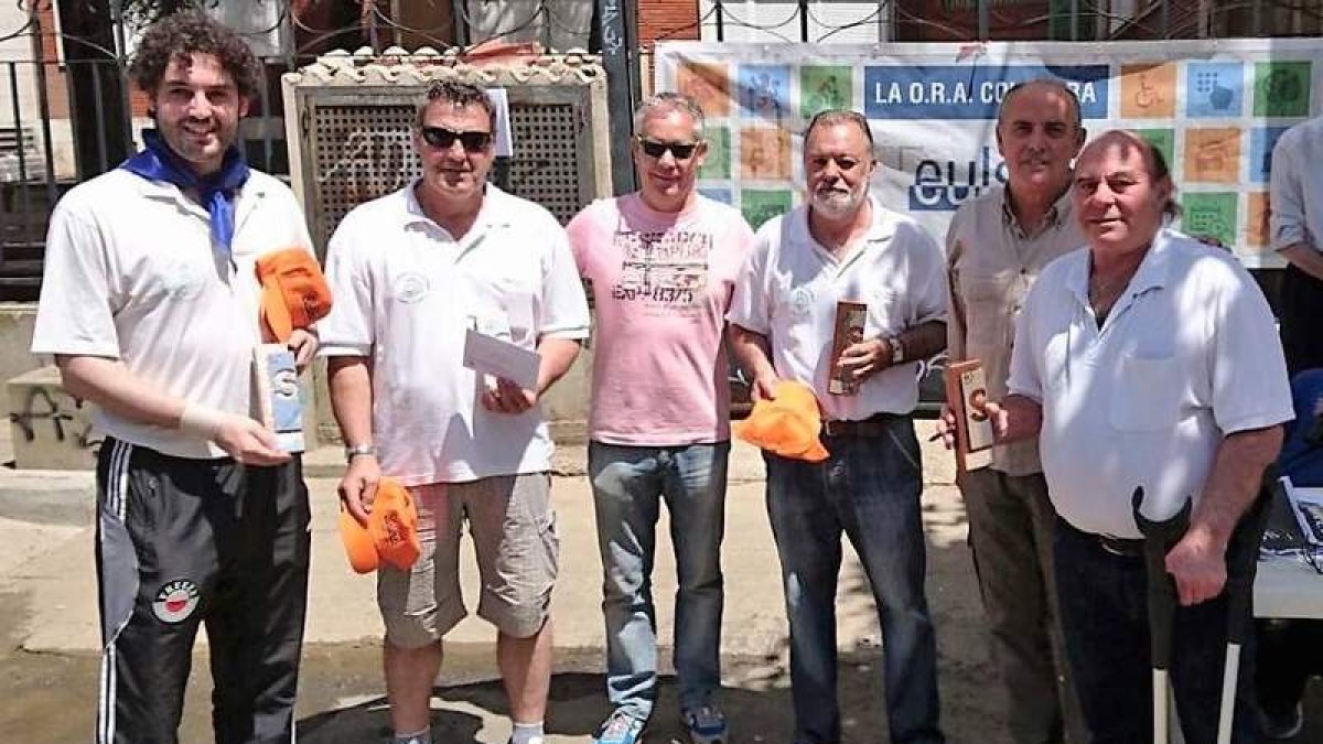 Tradicional foto de familia de los participantes, a la izquierda, y de los componentes del equipo de Santa Bárbara, campeón del Trofeo San Juan. DL