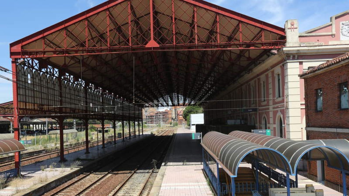 Imagen reciente de la vieja estación de Renfe, en la que se pretende instalar gastrobares.