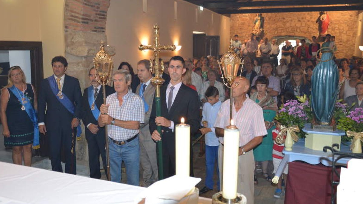 Oláiz, Manuel García y otros miembros de la Corporación, ayer en la iglesia de Villarrodrigo.