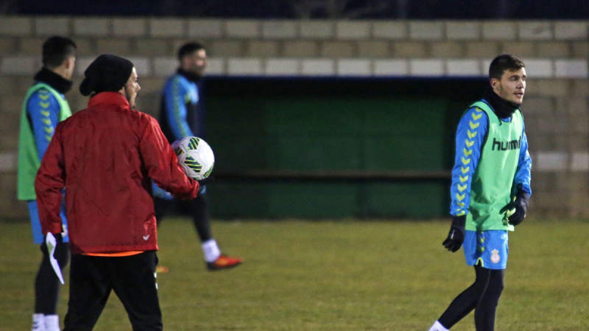 Álex Gallar en un momento del entrenamiento de la Cultural digidido por Rubén de la Barrera en el Área Deportiva. FERNANDO OTERO PERANDONES