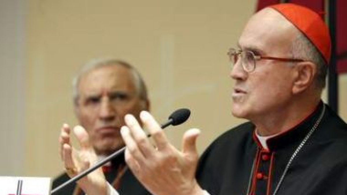 El cardenal Rouco escucha la intervención de Bertone en la sede de la Conferencia Episcopal Española