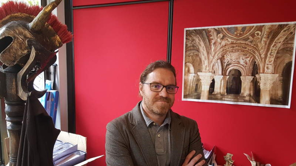 El ponferradino Carlos García en su despacho universitario de Bogotá, con la foto de San Isidoro. M. F.