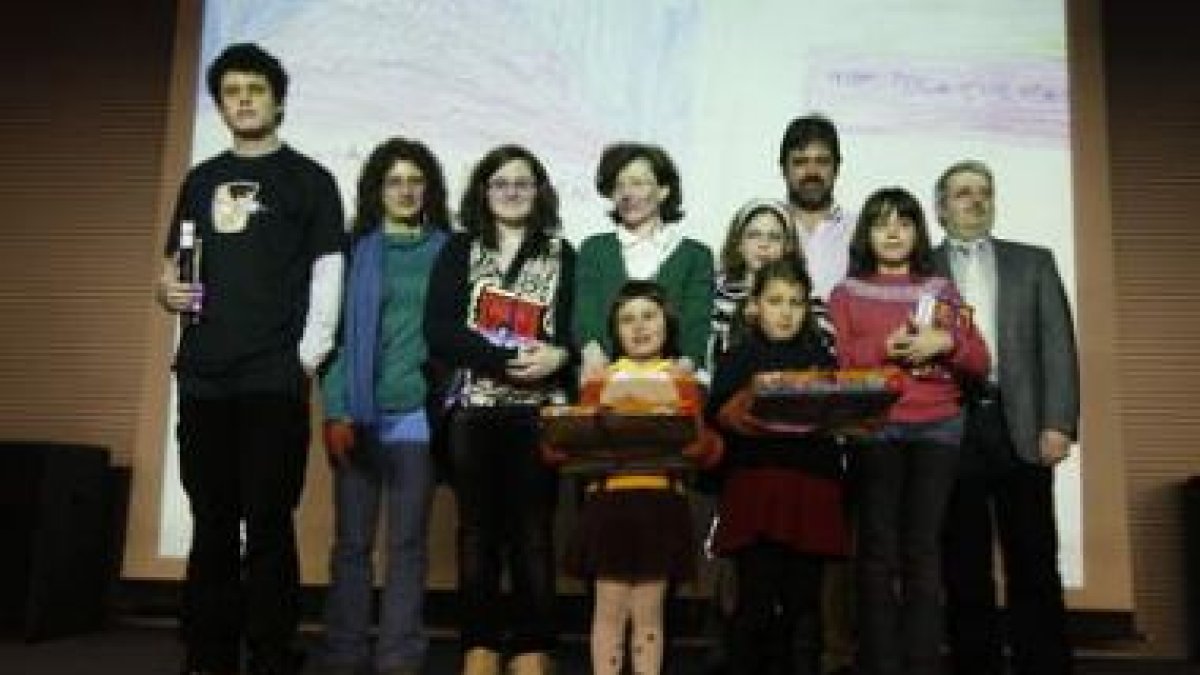 Foto de familia de los ganadores del concurso organizado por el Ayuntamiento