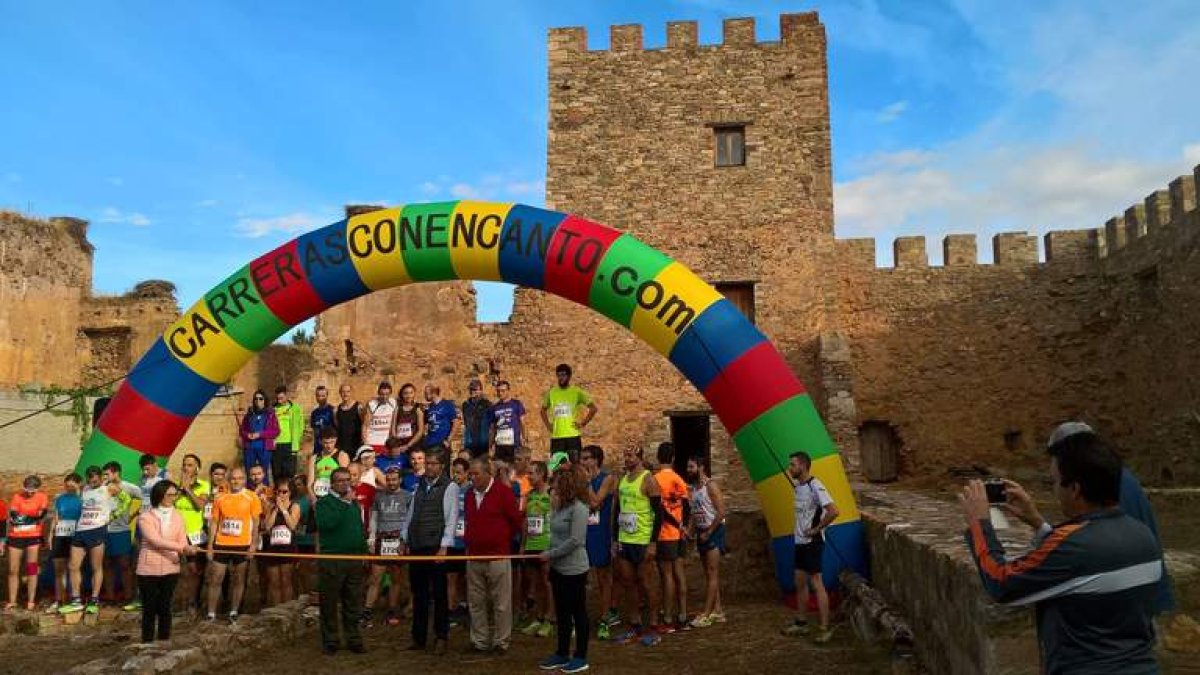 Emilio Orejas en el corte de cinta de la Carrera de Relevos de Castillo a Castillo en su salida desde Alija del Infantado. RAÚL QUIÑONES