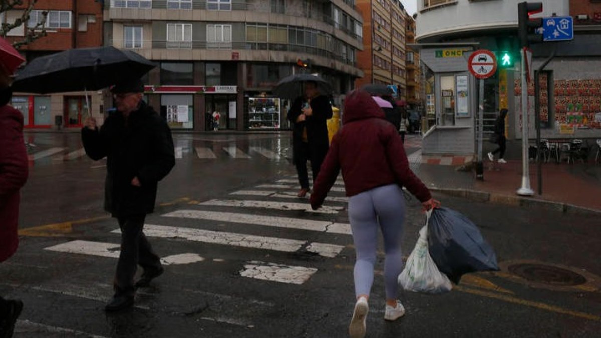 Semáforo para regular el tráfico y no colapsar la rotonda. FERNANDO OTERO