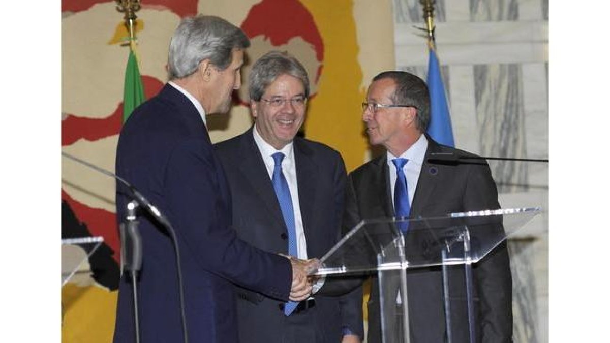 Acuerdo para formar un Gobierno de unidad en Libia EFE / GIORGIO ONORATI El ministro de Exteriores italiano, Paolo Gentiloni, el secretario de Estado de EEUU, John Kerry, y el representante especial, Martin Kobler, durante la conferencia de Roma.