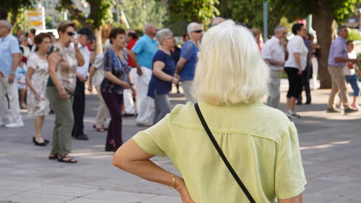 La población llega a los 80 años, algo impensable hace dos siglos. JESÚS F. SALVADORES