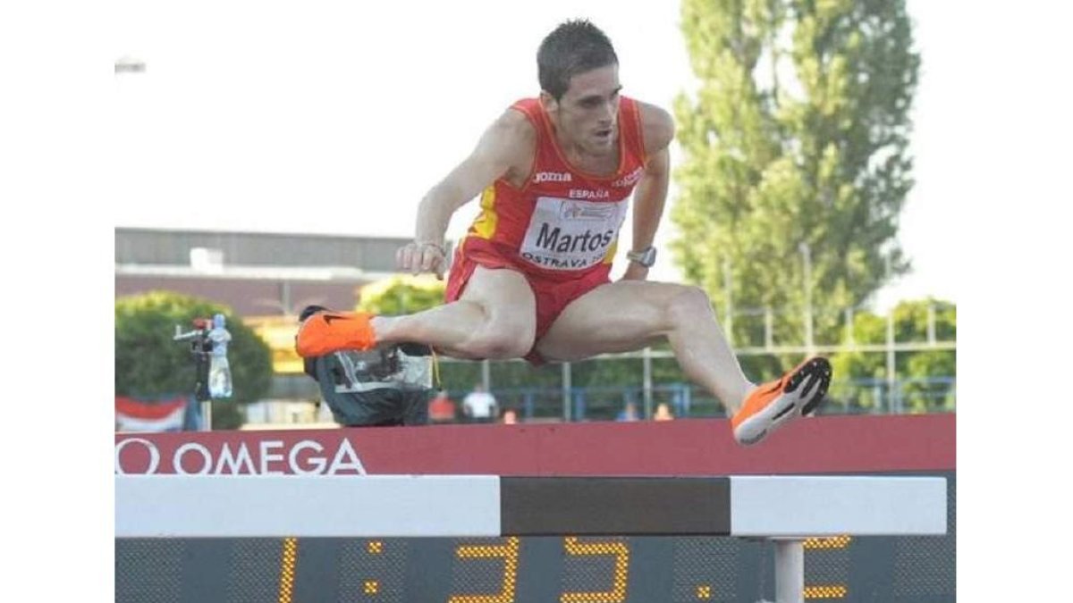Sebas Martos salta una de las vallas en los 3.000 obstáculos.