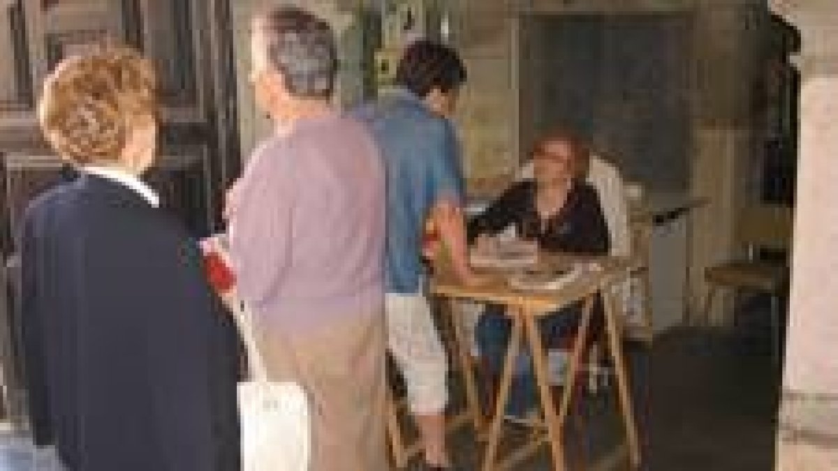 Un momento del reparto de raticida ayer en el consistorio astorgano