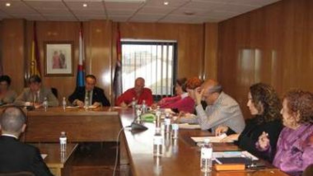 Un momento de la sesión plenaria celebrada ayer en el Ayuntamiento de Bembibre.