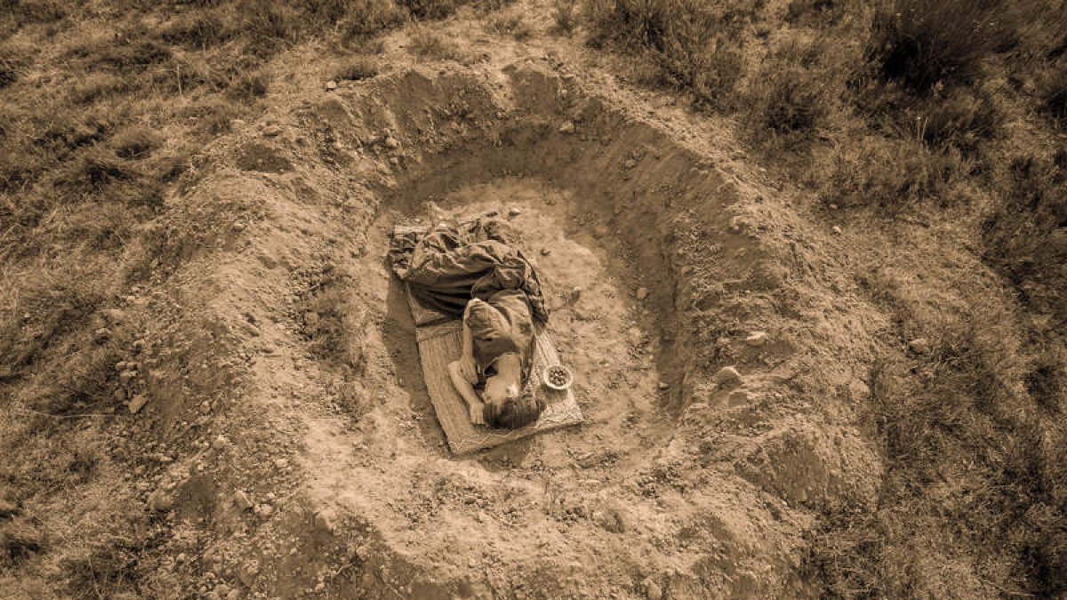 Una de la mágenes tomada durante la recreación de enterramientos y usos funerarios llevada a cabo por la asociación leonesa Boquique. KALAX