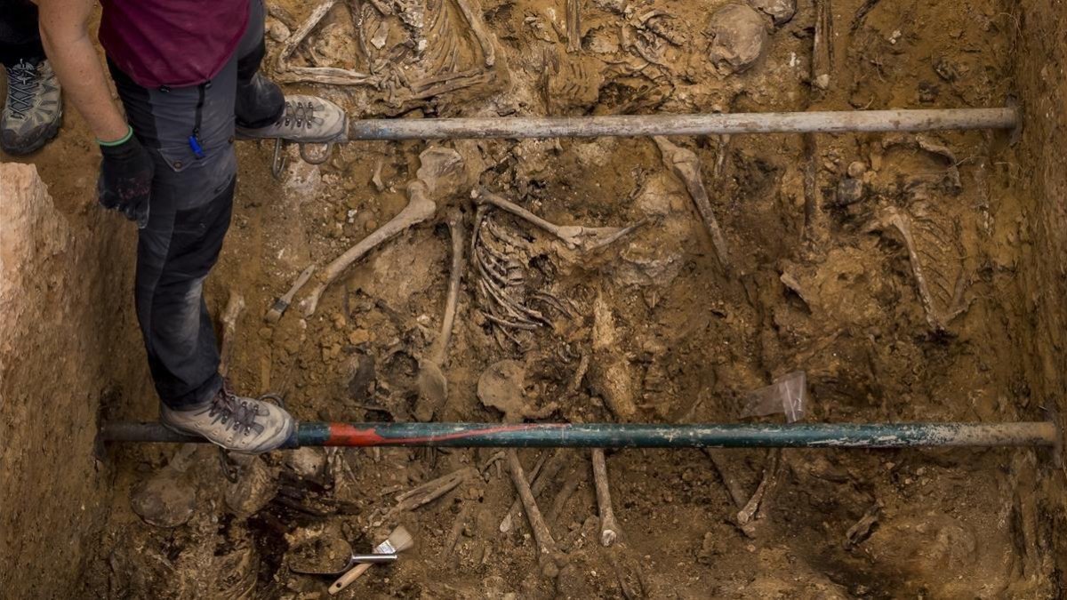 VArqueólogas trabajando en una fosa en el cementerio de Paterna, Valencia