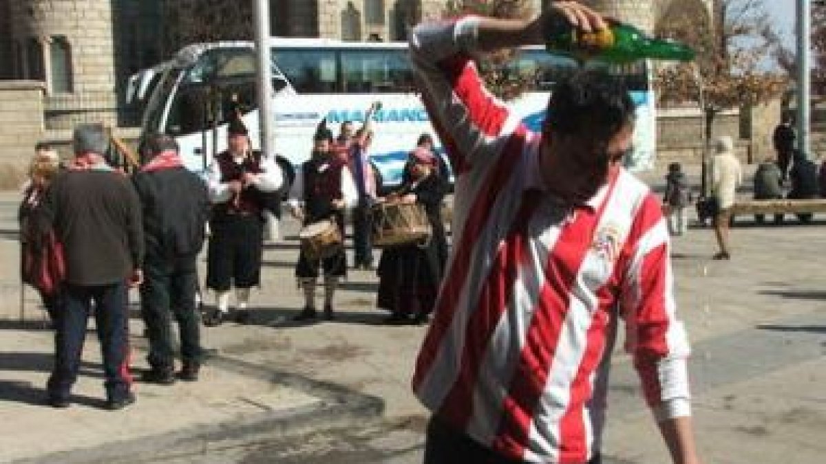 La sidra no podía faltar entre las peñas asturianas rojiblancas