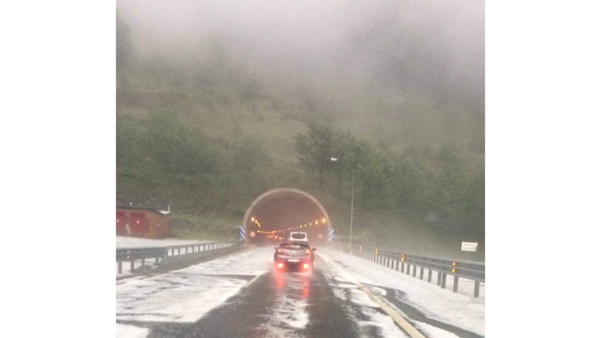 Granizada caída ayer tarde en la autopista que une León y Asturias. DL