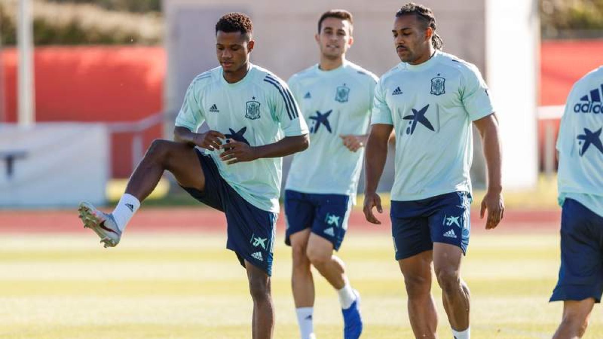 Ansu Fati (i) y Adama Traoré (d) durante el entrenamiento del combinado nacional ayer en la Ciudad del Fútbol de Las Rozas. EFE