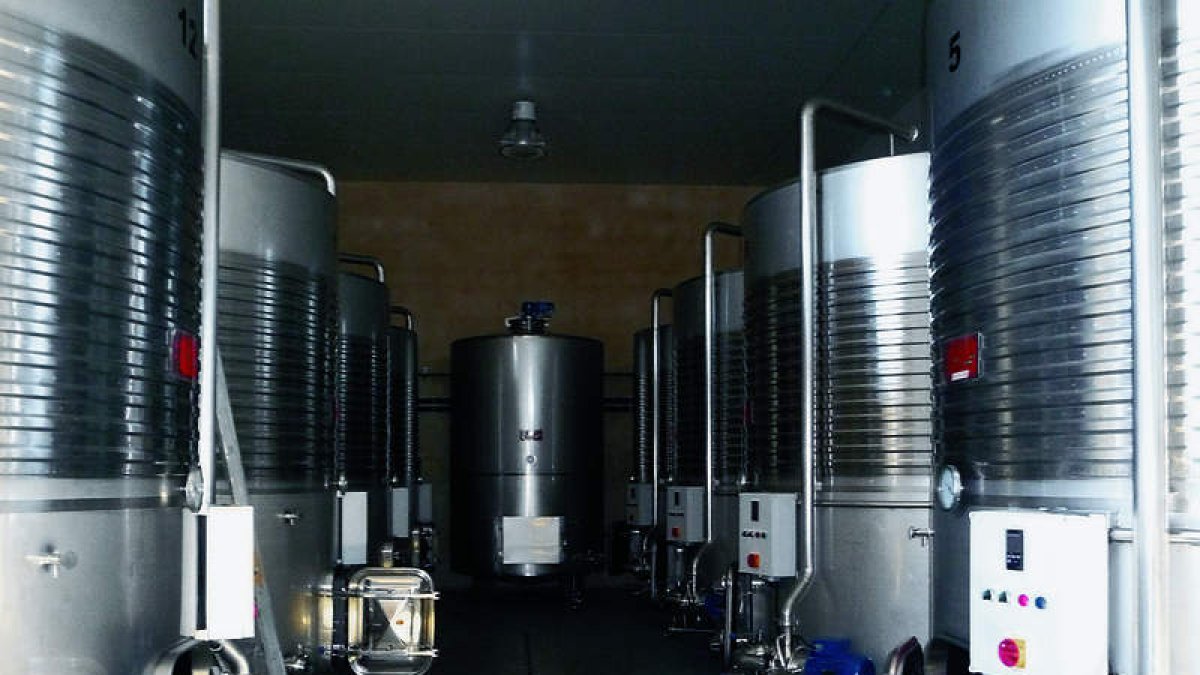 Bajo los mejores criterios técnicos y con mediosde vanguardia, Real Meruelo elabora enuna magnífica bodega entre Ponferraday Molinaseca.