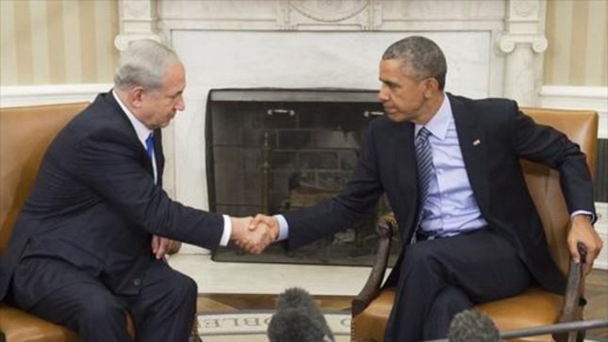 Obama y Netanyahu se saludan al inicio de su encuentro en el despacho Oval de la Casa Blanca, ayer.