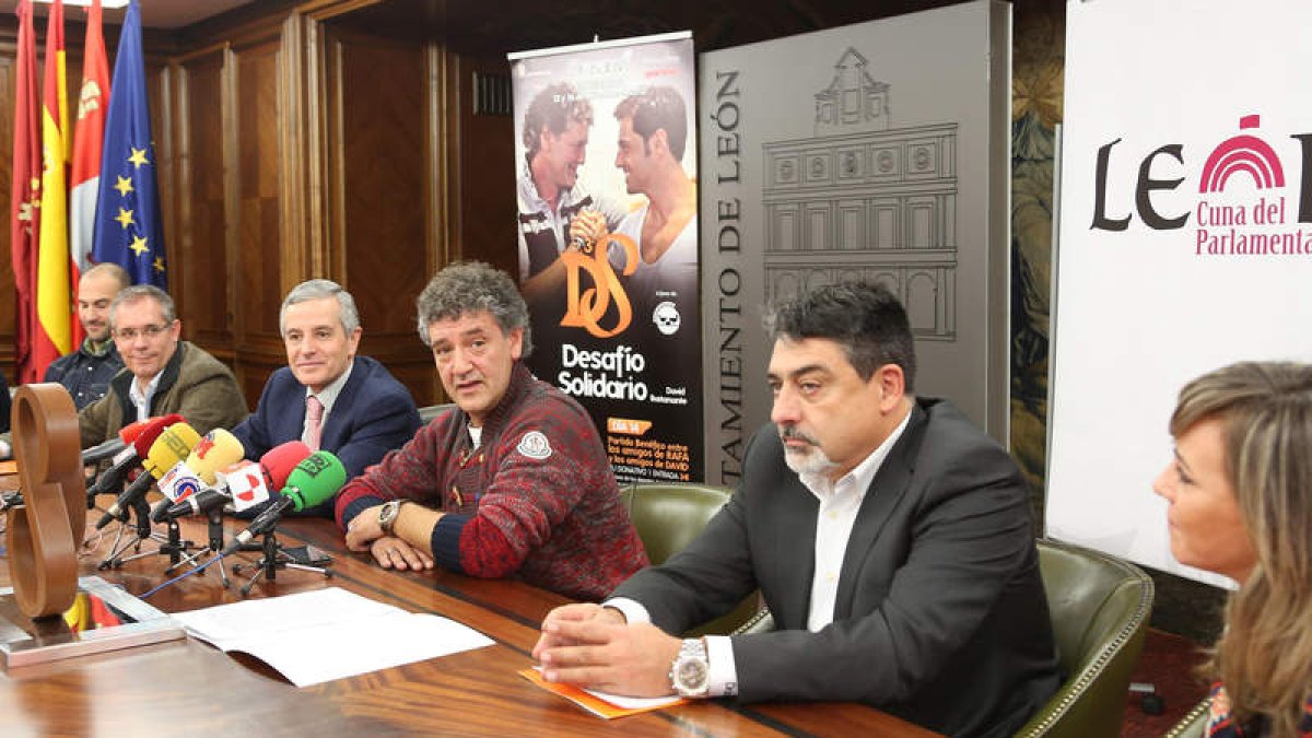 Rafa Guerrero, en el centro, durante la presentación del Desafío Solidario.