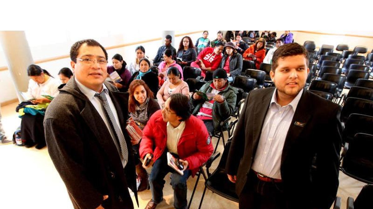 Andrés Marcillo, de la asociación de ecuatorianos y el consejero de la embajada, Diego Romero, ayer antes de la charla.