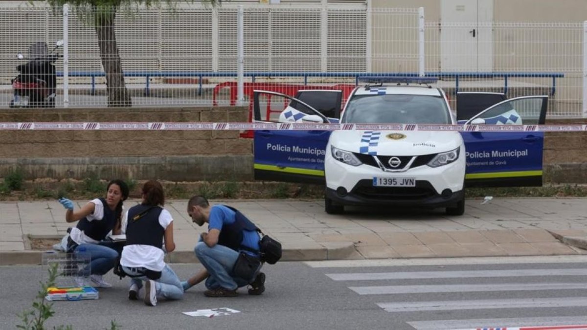 La policía científica, buscando balas y muestras de sangre delante del tanatorio de Gavà.