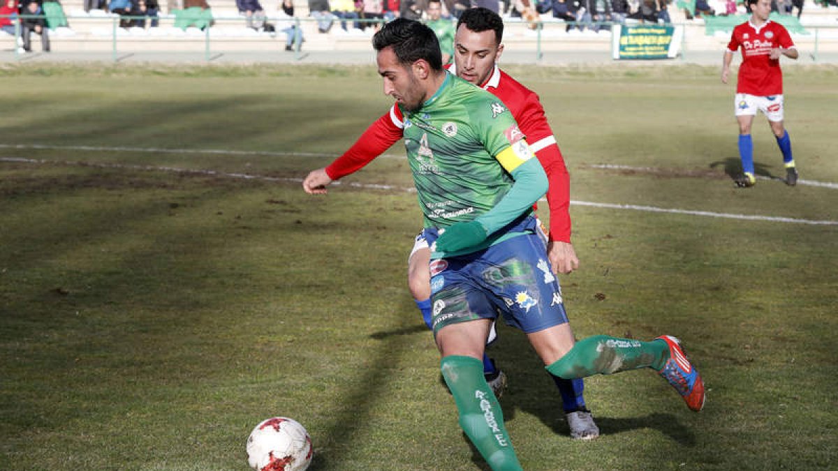 Roberto Puente abrió el marcador para los maragatos al transformar un penalti. MARCIANO PÉREZ