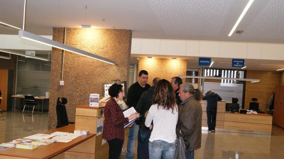 Los concejales de Ahora el jueves, atendiendo a los vecinos