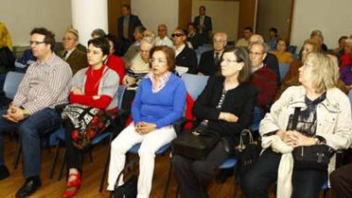 El público siguió con la máxima atención al escritor y académico leonés