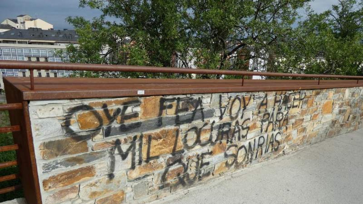 Imágenes de dos de las pintadas facilitadas por el Ayuntamiento de Ponferrada. DL