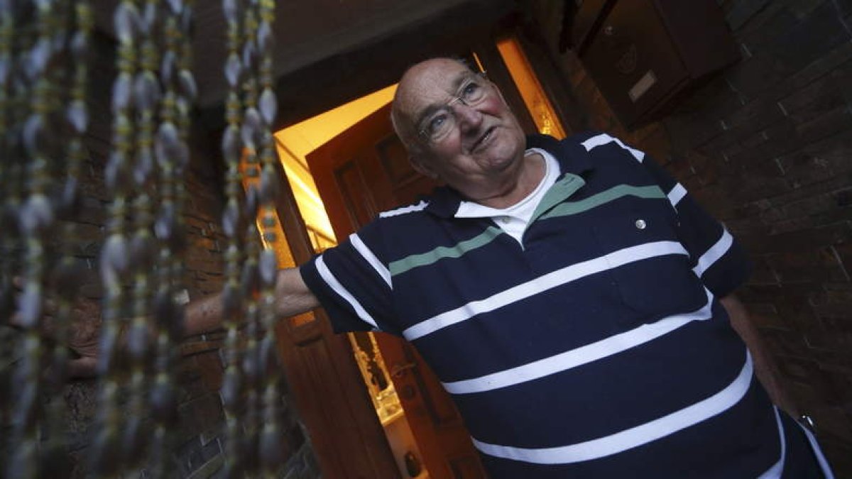 Antonio García Viejo, hermano del repatriado, ayer en la entrada de su vivienda de Folgoso.