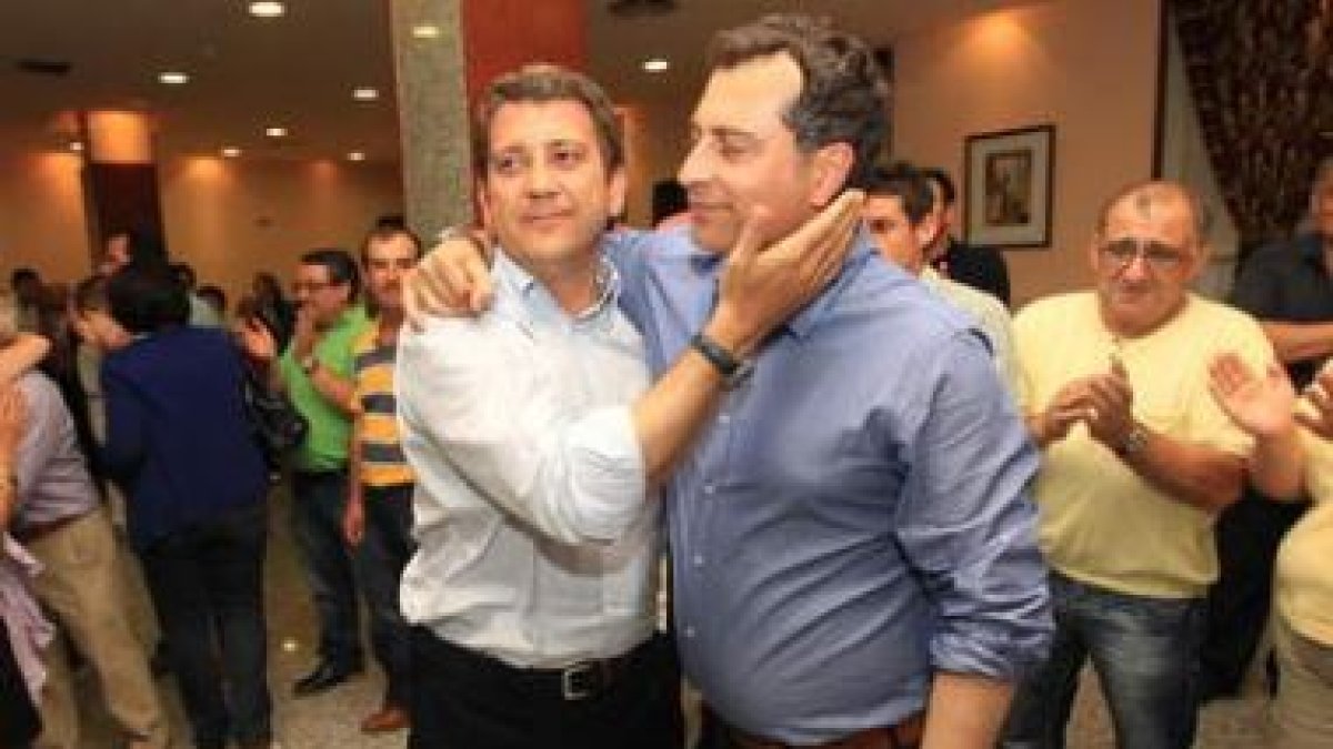 Riesco a su llegada a la cita con los militantes se abraza con el concejal Reiner Cortés.