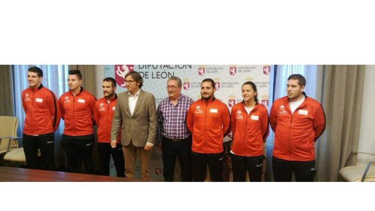 El diputado de Deportes, Emilio Orejas, y el presidente de la Federación Territorial de Lucha Leonesa, Ángel Rivero, junto a la selección de luchadores. DL