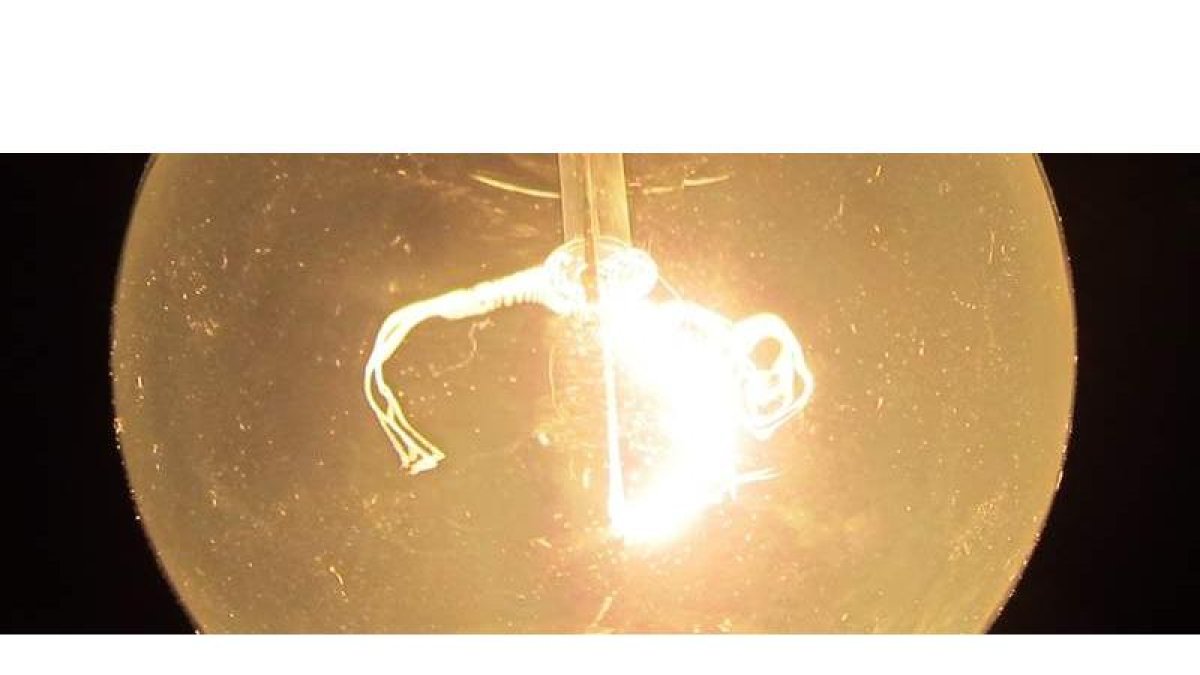 Recreación de la luz eléctrica desde una bombilla.