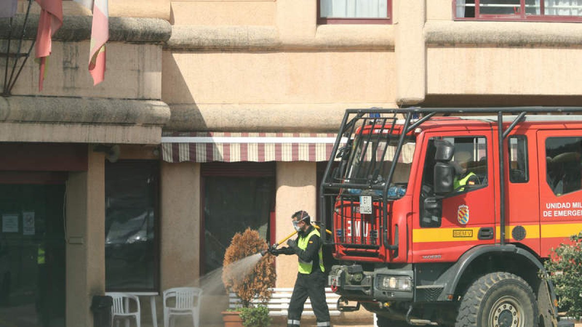 La UME en una de las operaciones de limpieza que realizó en León en marzo. DL