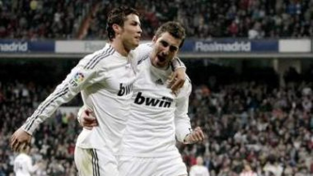 Higuaín (d) celebra con Cristiano su gol ante el Sporting.