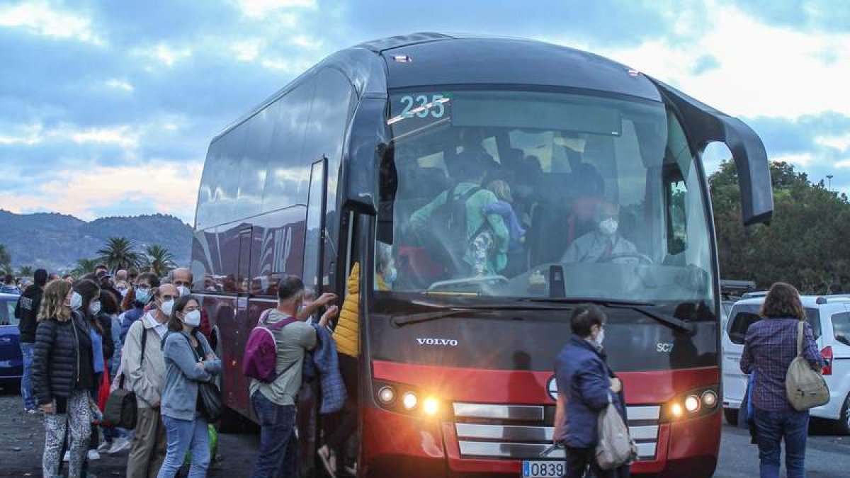 Cientos de personas hacen cola para desplazarse en los autobuses para ver el volcán. LUIS G.MORERA