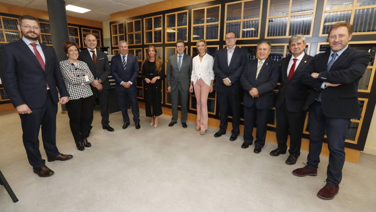 Los miembros del jurado del VII Premio Innova del Diario de León en la Hemeroteca del periódico después de su deliberación. De izquierda a derecha, Roberto Vidal Fernández, vicepresidente de la AEI de Ciberseguridad y director gerente de Xeridia, María Jo