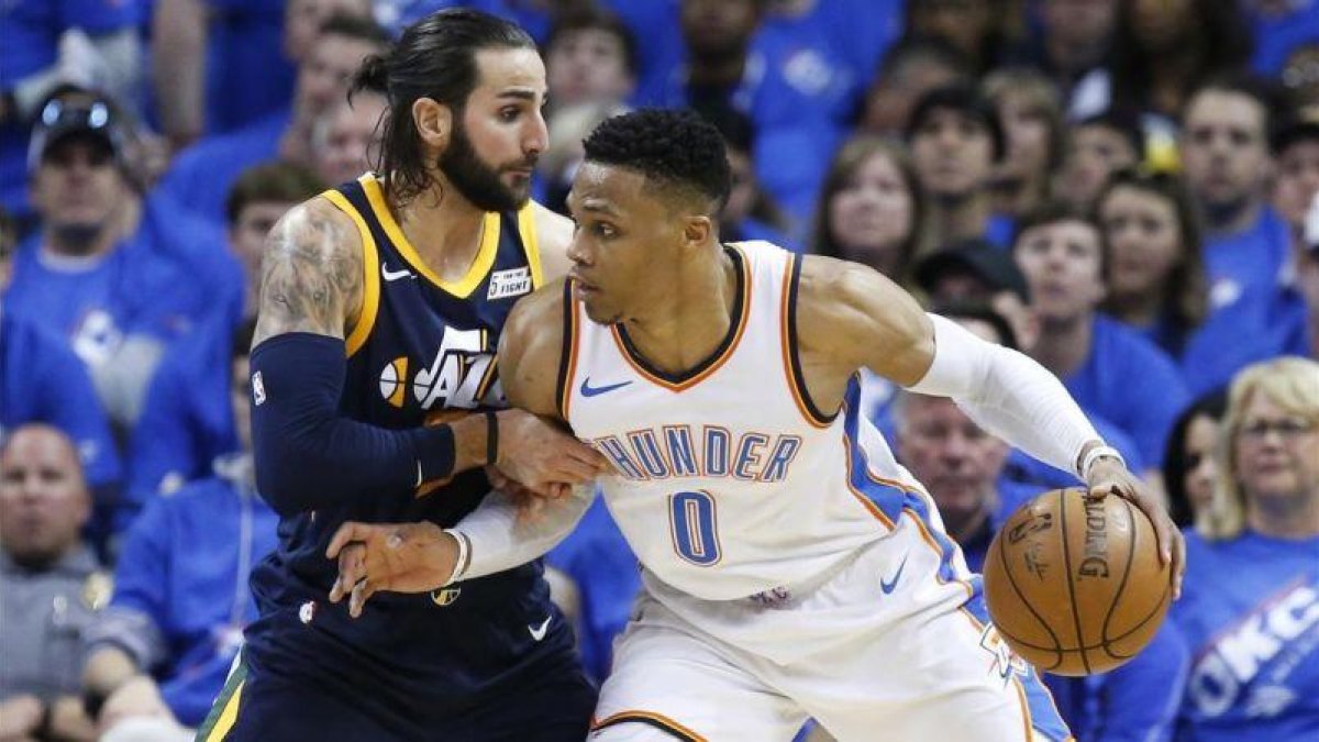 Ricky Rubio defiende a Westbrook en el partido de los Jazz ante los Thunder.