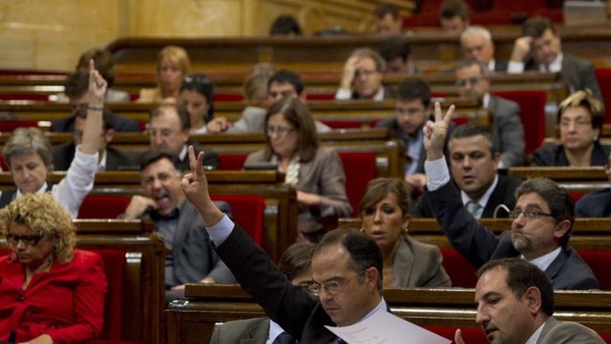 Los diputados votan en el Parlament en la sesion sobre politica general, hoy.