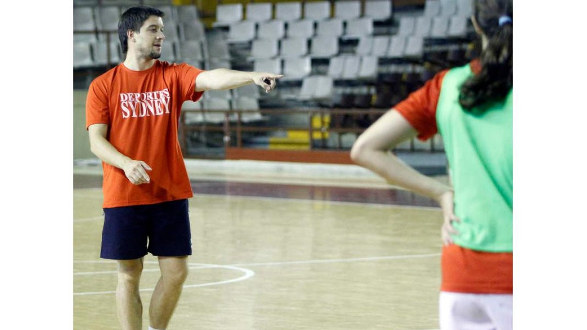 El técnico Javi Callejo hace una indicación.