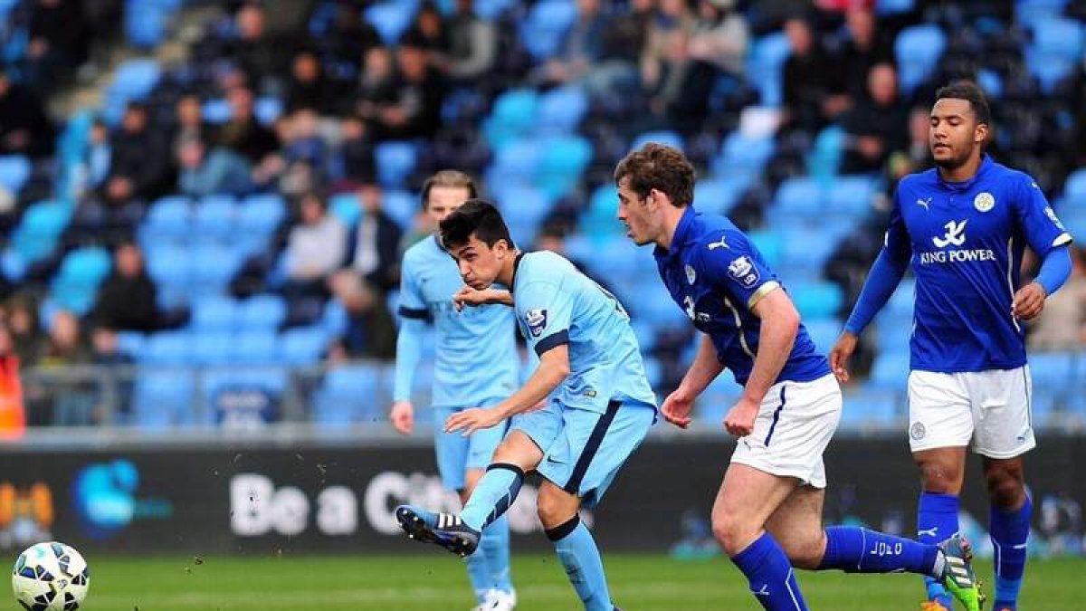 Manu García dispara en un encuentro de la Liga inglesa de la categoría sub-18.
