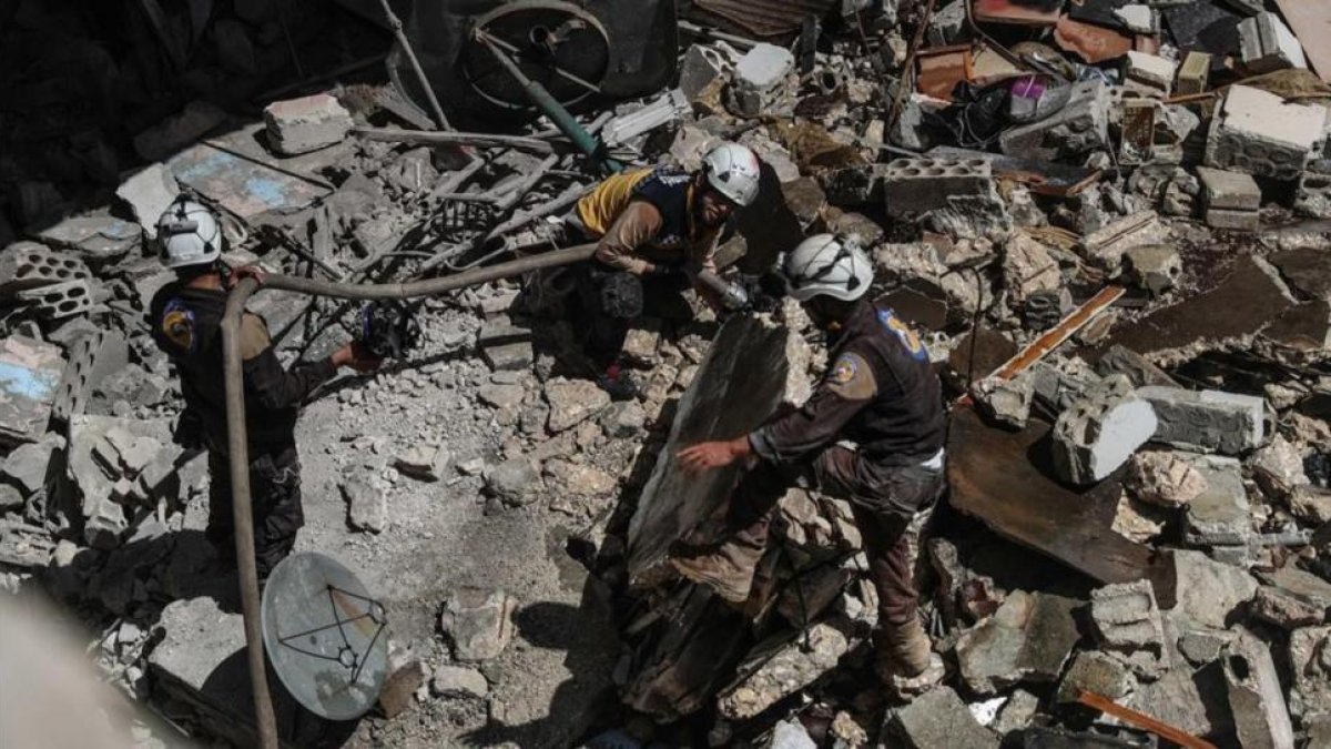Operaciones de rescate en la ciudad de Ariha, en la provincia de Idleib, tras un bombardeo realizado el 31 de mayo pasado.
